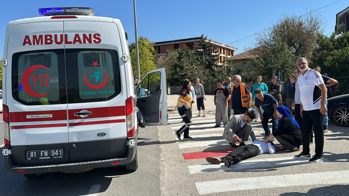 Servet Bucurgat Caddesi'nde Otomobil aydınlatma direğine çarptı 1 yaralı