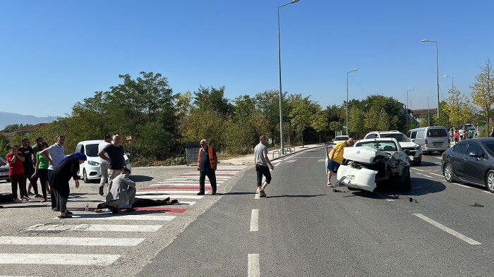 Servet Bucurgat Caddesi'nde Otomobil aydınlatma direğine çarptı 1 yaralı