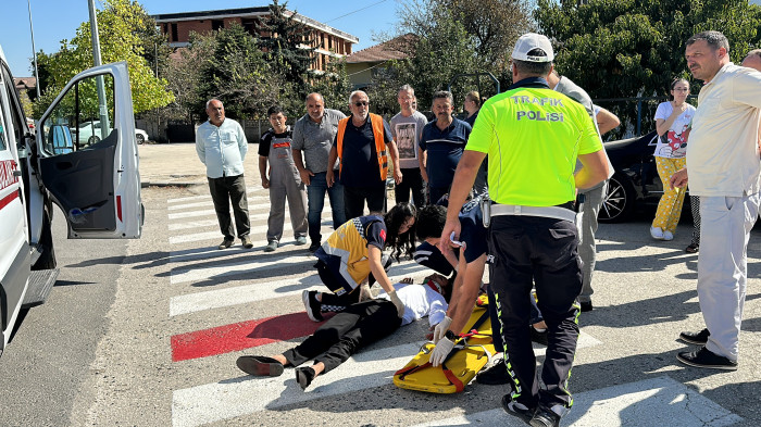Servet Bucurgat Caddesi'nde Otomobil aydınlatma direğine çarptı 1 yaralı
