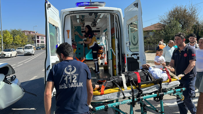 Servet Bucurgat Caddesi'nde Otomobil aydınlatma direğine çarptı 1 yaralı