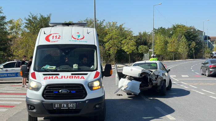 Servet Bucurgat Caddesi'nde Otomobil aydınlatma direğine çarptı 1 yaralı