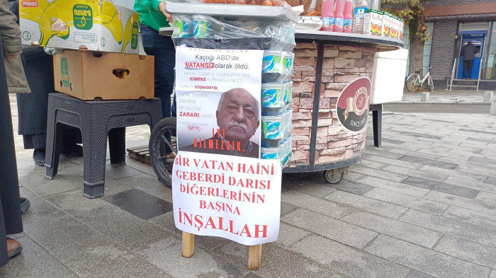 Fethullah Gülen'in ölümünü tatlı dağıtarak kutladı