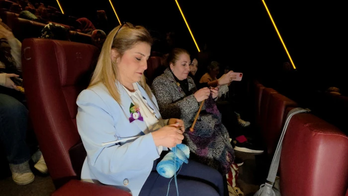 Kadınlar hem &ouml;rg&uuml; &ouml;rd&uuml; hem film izledi