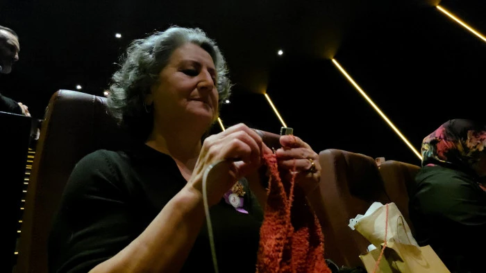 Kadınlar hem &ouml;rg&uuml; &ouml;rd&uuml; hem film izledi