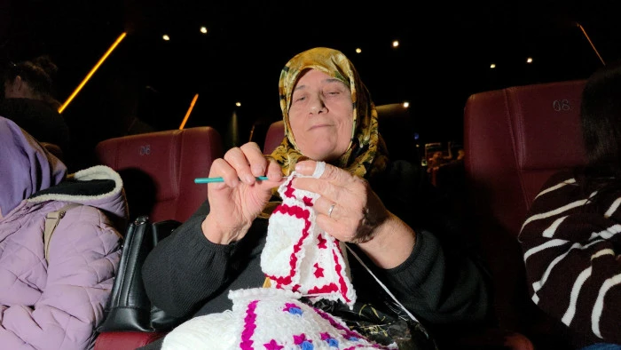 Kadınlar hem &ouml;rg&uuml; &ouml;rd&uuml; hem film izledi