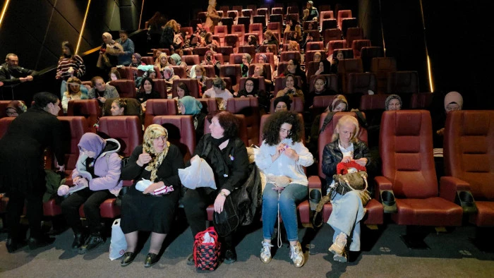 Kadınlar hem &ouml;rg&uuml; &ouml;rd&uuml; hem film izledi