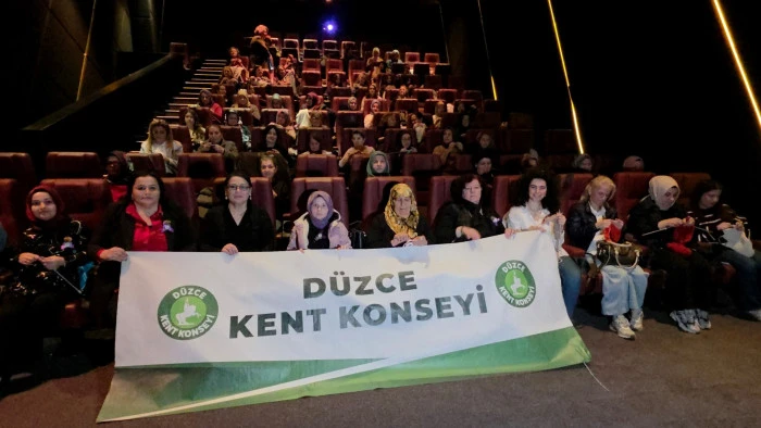 Kadınlar hem &ouml;rg&uuml; &ouml;rd&uuml; hem film izledi