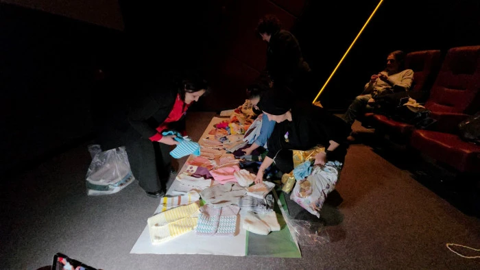 Kadınlar hem &ouml;rg&uuml; &ouml;rd&uuml; hem film izledi