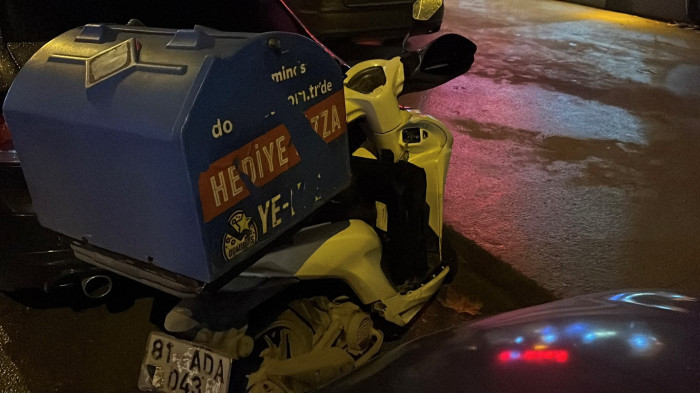 Sokak köpeğine çarpmamaya çalışırken motosikleti ile savrulan kurye yaralandı!
