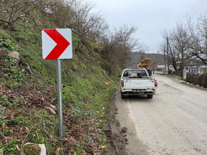 Trafik g&uuml;venliği i&ccedil;in levhalar yerleştiriliyor
