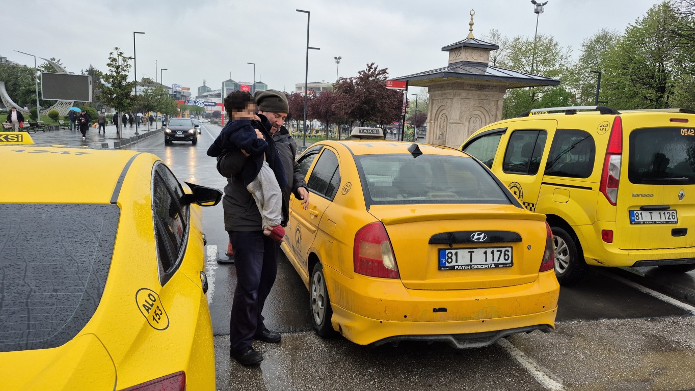 Kayıp çocuğu durağa getiren taksiciler, çocuk için adeta seferber oldular!