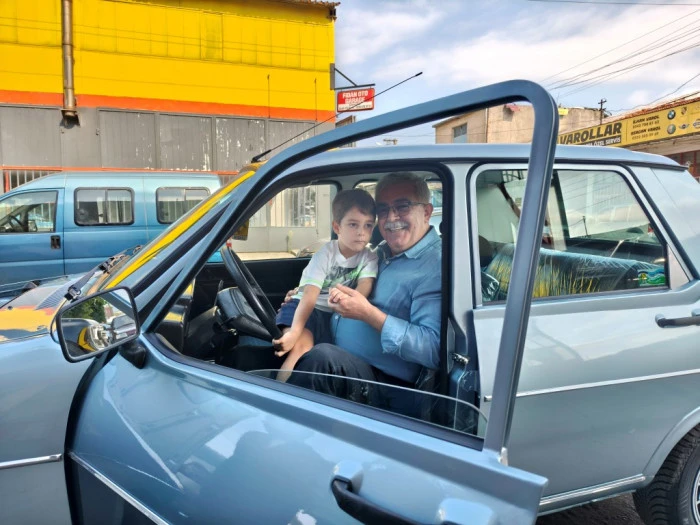 41 yıl &ouml;nce iş kurmak i&ccedil;in sattığı ve i&ccedil;inde ukde kalan ilk otomobili