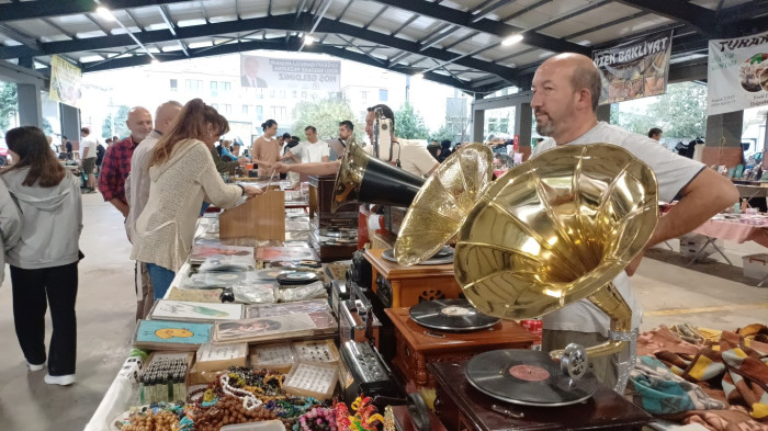 Taş plaklar teknolojiye meydan okuyor