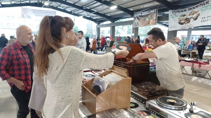 Taş plaklar teknolojiye meydan okuyor