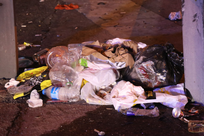 Tatilcilerin yoğunluğu azaldı, çöpleri yollarda kaldı