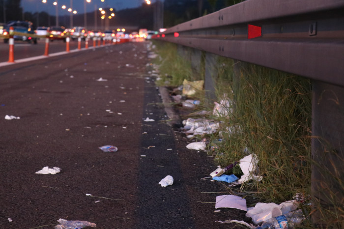 Tatilcilerin yoğunluğu azaldı, çöpleri yollarda kaldı