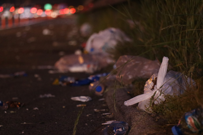 Tatilcilerin yoğunluğu azaldı, çöpleri yollarda kaldı