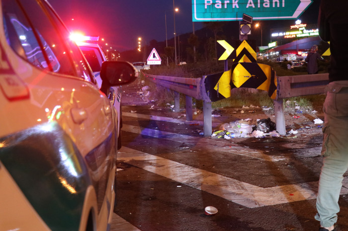 Tatilcilerin yoğunluğu azaldı, çöpleri yollarda kaldı