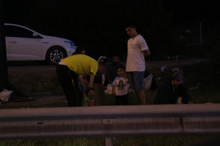 Tatilcilerin yoğunluğu azaldı, çöpleri yollarda kaldı