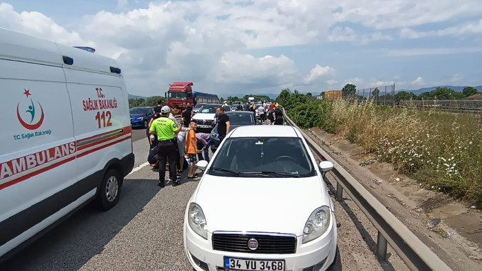 TEM otoyolu küçük Melen köprüsü üzeri Ankara istikametine zincirleme trafik kazası