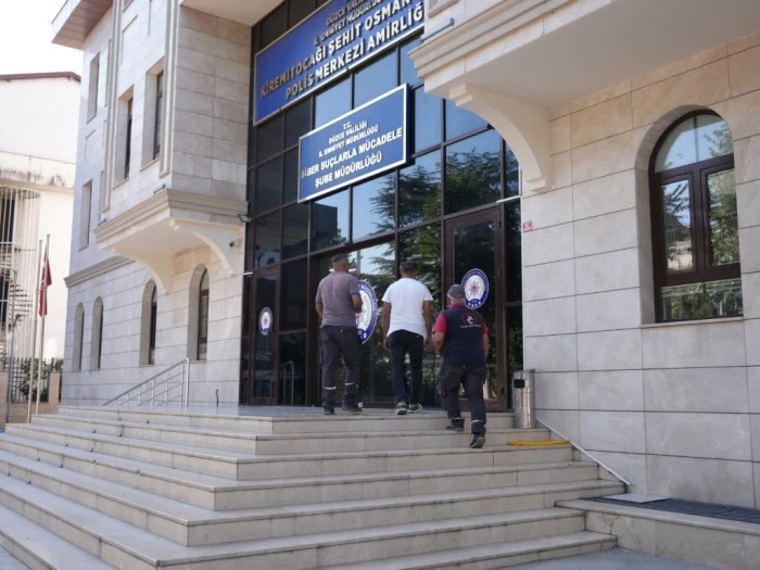 Temizlik İş&ccedil;ileri Buldukları C&uuml;zdanları İade Etti