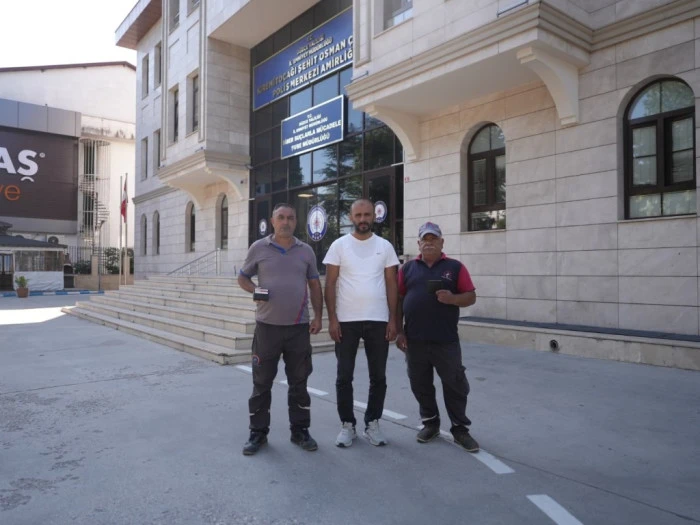 Temizlik İş&ccedil;ileri Buldukları C&uuml;zdanları İade Etti