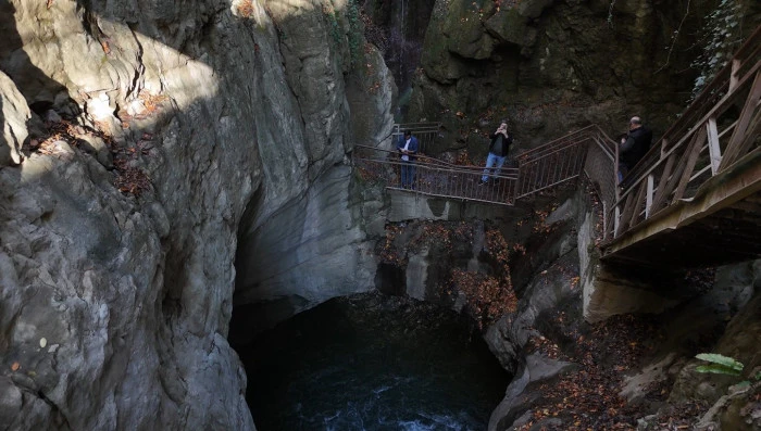 Samandere Şelalesi sonbahar renkleriyle ziyaretçilerini ağırlıyor