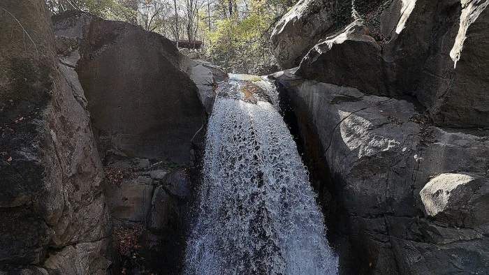 Samandere Şelalesi sonbahar renkleriyle ziyaretçilerini ağırlıyor