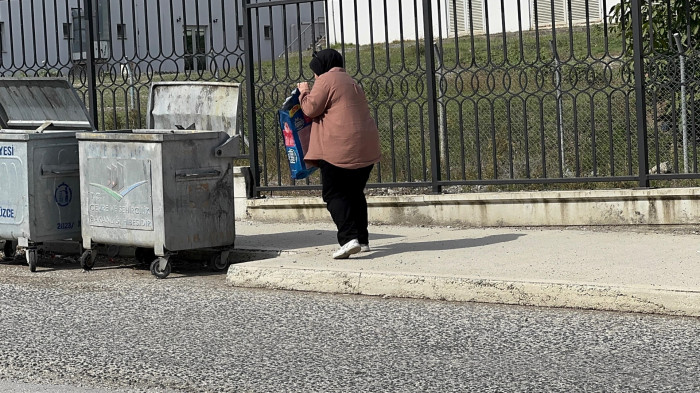 Üniversite öğrencileri hayvanlar için mama dağıttı! 