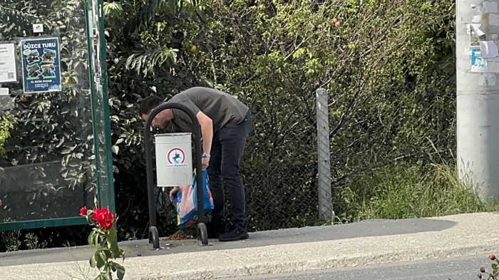 Üniversite öğrencileri hayvanlar için mama dağıttı! 