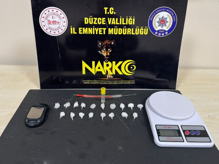 Otomobiliyle uyuşturucu kuryeliği yaparken yakalandı!