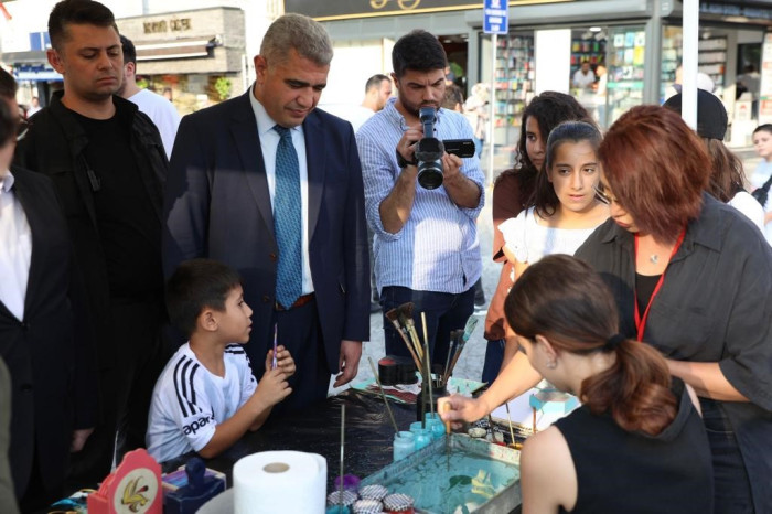 Vali Aslan Geleneksel Sanat Sokağını gezdi.