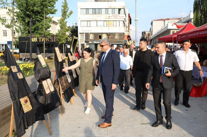 Vali Aslan Geleneksel Sanat Sokağını gezdi.