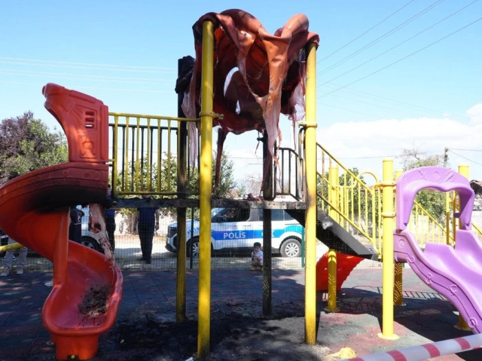Vandallar &ccedil;ocuk oyun parkını yaktı