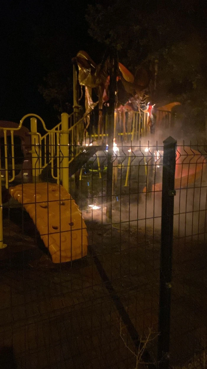 Vandallar &ccedil;ocuk oyun parkını yaktı