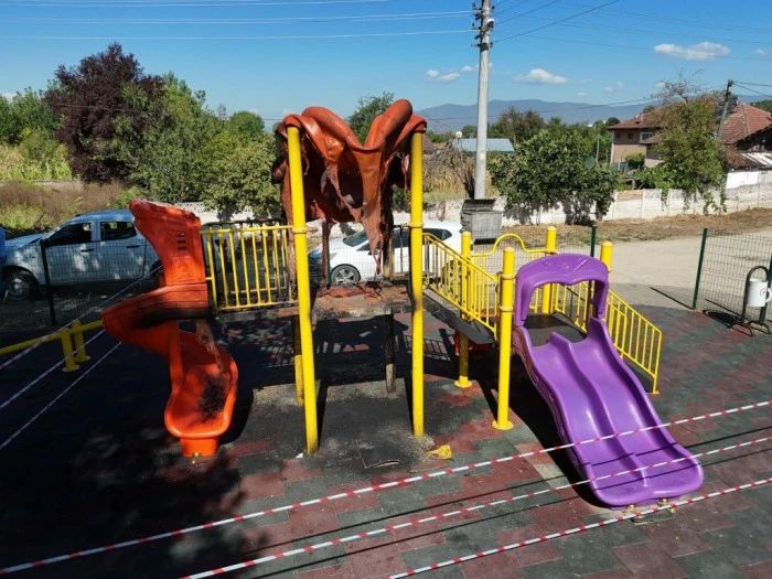 Vandallar &ccedil;ocuk oyun parkını yaktı