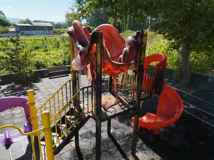 Vandallar &ccedil;ocuk oyun parkını yaktı