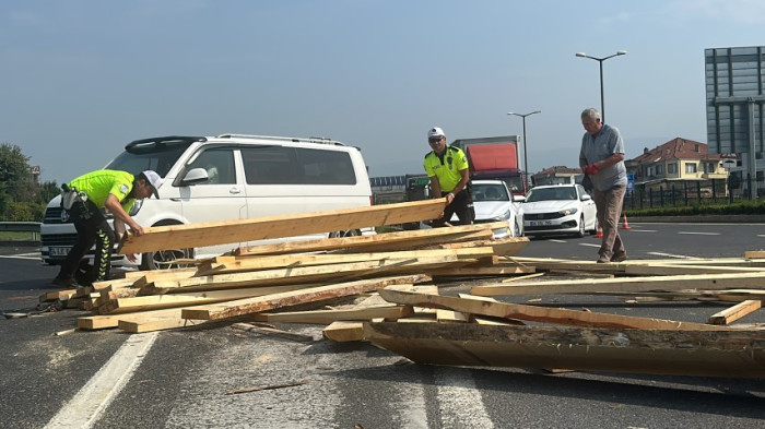 Virajı alamayan tırın dorsesindeki keresteler yola saçıldı