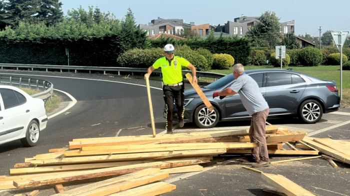Virajı alamayan tırın dorsesindeki keresteler yola saçıldı