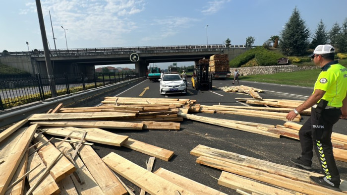 Virajı alamayan tırın dorsesindeki keresteler yola saçıldı