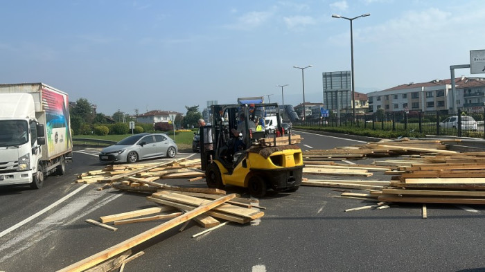 Virajı alamayan tırın dorsesindeki keresteler yola saçıldı
