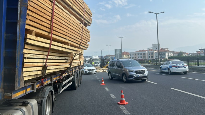 Virajı alamayan tırın dorsesindeki keresteler yola saçıldı