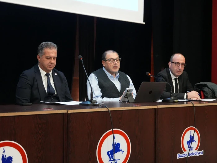 D&uuml;zce Cedidiye &ccedil;arşısı d&uuml;kkanları satışta.