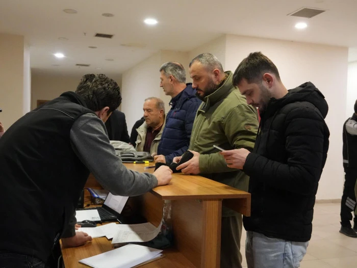 D&uuml;zce Cedidiye &ccedil;arşısı d&uuml;kkanları satışta.