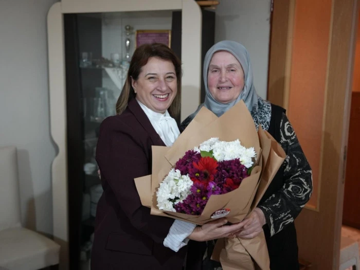 Y&uuml;rek ısıtan anlar! D&uuml;zce&rsquo;de yaşlılara &ouml;zel ziyaret