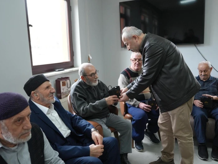 Y&uuml;rek ısıtan anlar! D&uuml;zce&rsquo;de yaşlılara &ouml;zel ziyaret