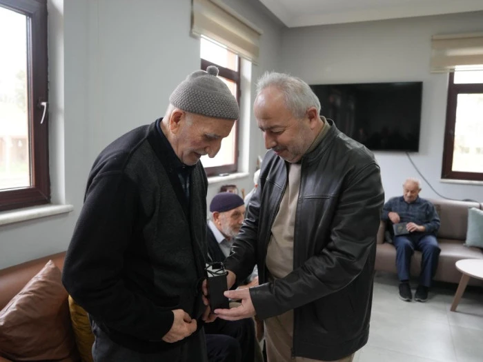 Y&uuml;rek ısıtan anlar! D&uuml;zce&rsquo;de yaşlılara &ouml;zel ziyaret