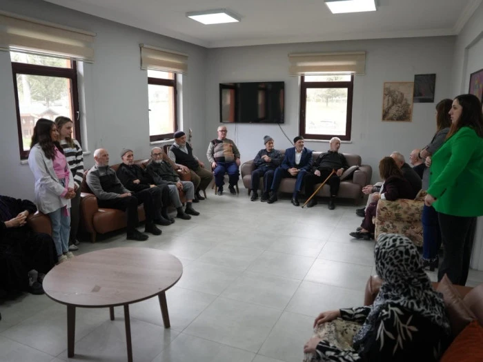 Y&uuml;rek ısıtan anlar! D&uuml;zce&rsquo;de yaşlılara &ouml;zel ziyaret