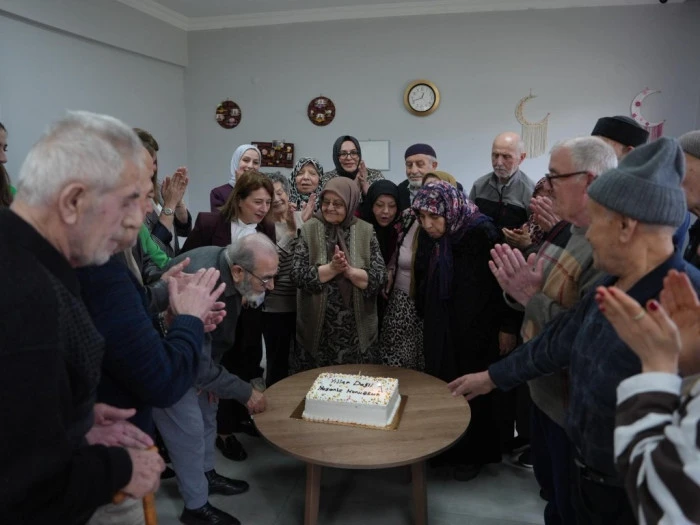Y&uuml;rek ısıtan anlar! D&uuml;zce&rsquo;de yaşlılara &ouml;zel ziyaret
