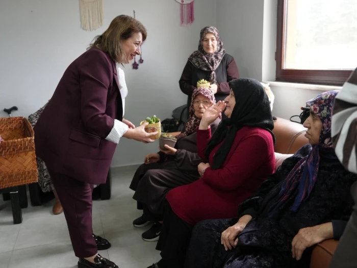 Y&uuml;rek ısıtan anlar! D&uuml;zce&rsquo;de yaşlılara &ouml;zel ziyaret